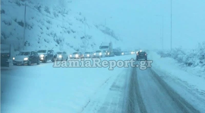 Σφοδρή χιονόπτωση στον Δομοκό – Με αλυσίδες τα ΙΧ (εικόνες)